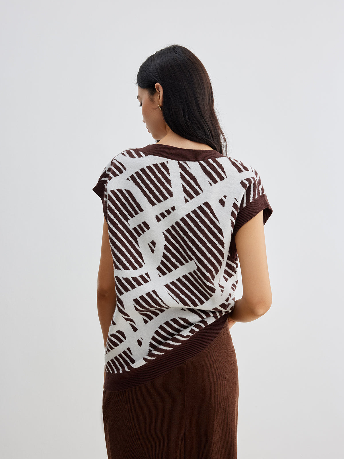 Geometric Contrast Striped Sweater Vest for Casual Layering