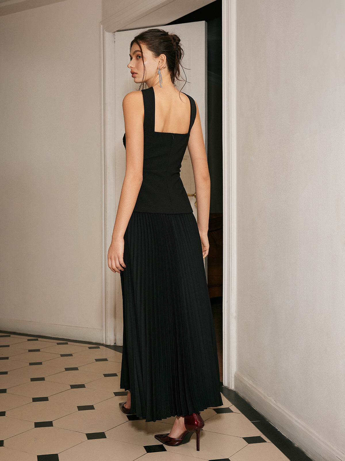 Choker Design Pleated Panel Dress with Elegant Long Sleeves