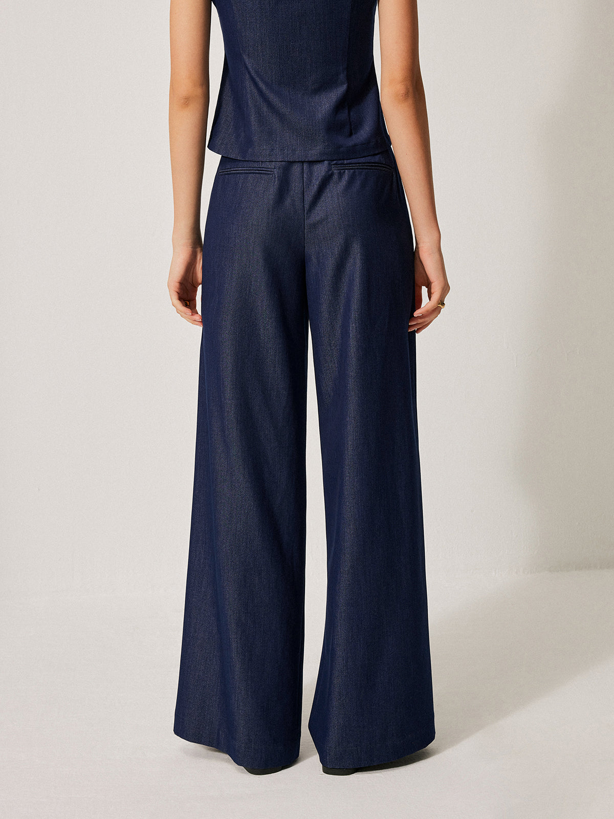 Mid-Waist Pocket Detail Pants with Versatile Stretch Fabric