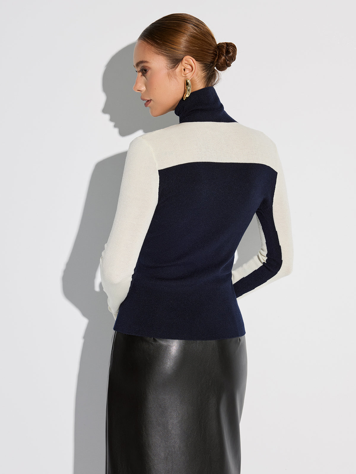 Turtleneck Two-Tone Wool Blend Knit Top for Stylish Winter Layering