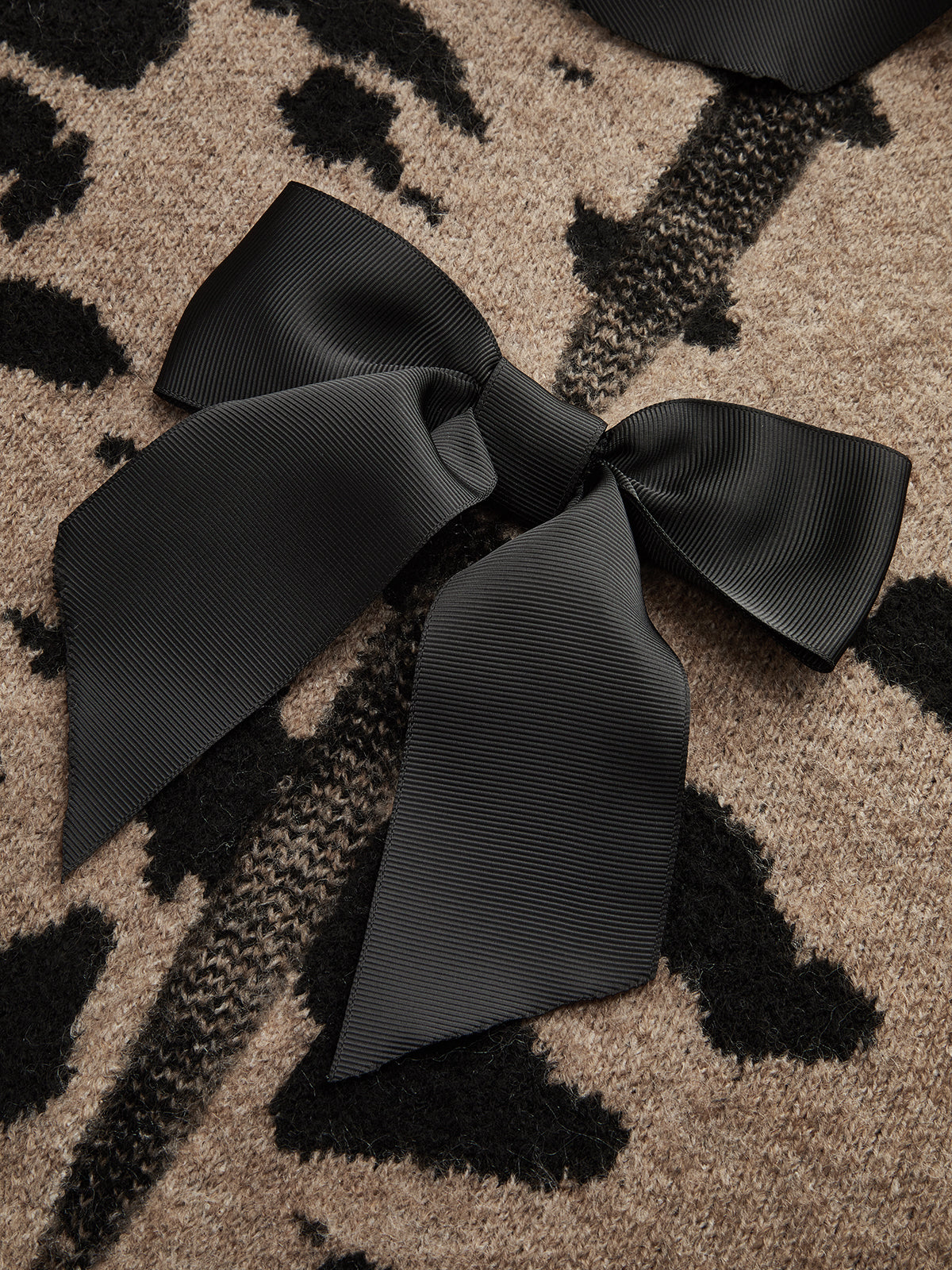 Bow Detail Leopard Print Knit Sweater with Cozy Crew Neck Design