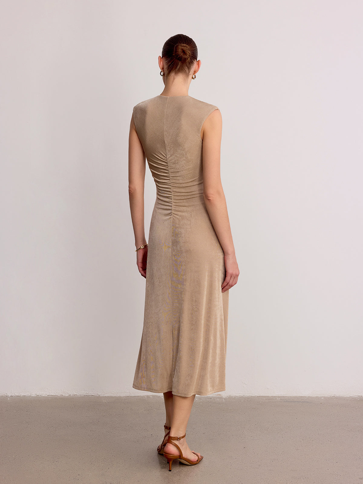 Metal Detail Sleeveless Ruched Maxi Dress for Elegant Evening Wear