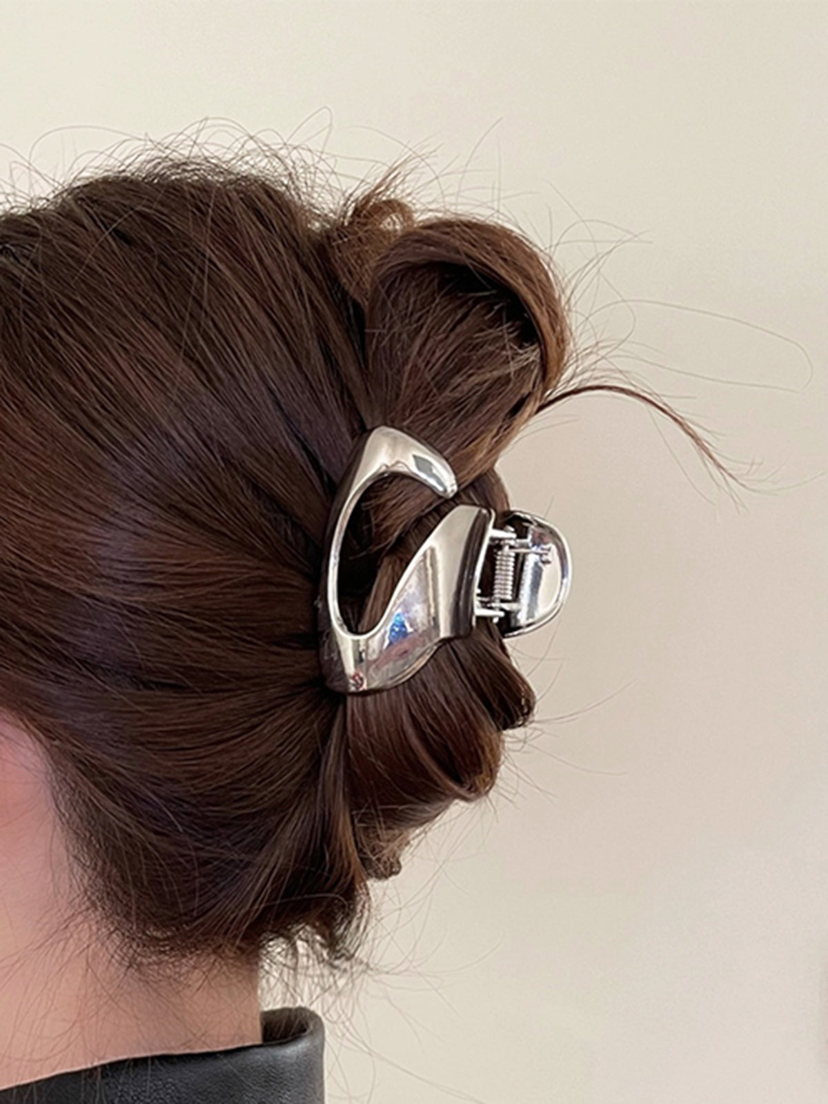 Silver Effect Hair Claw with Elegant Vintage Design