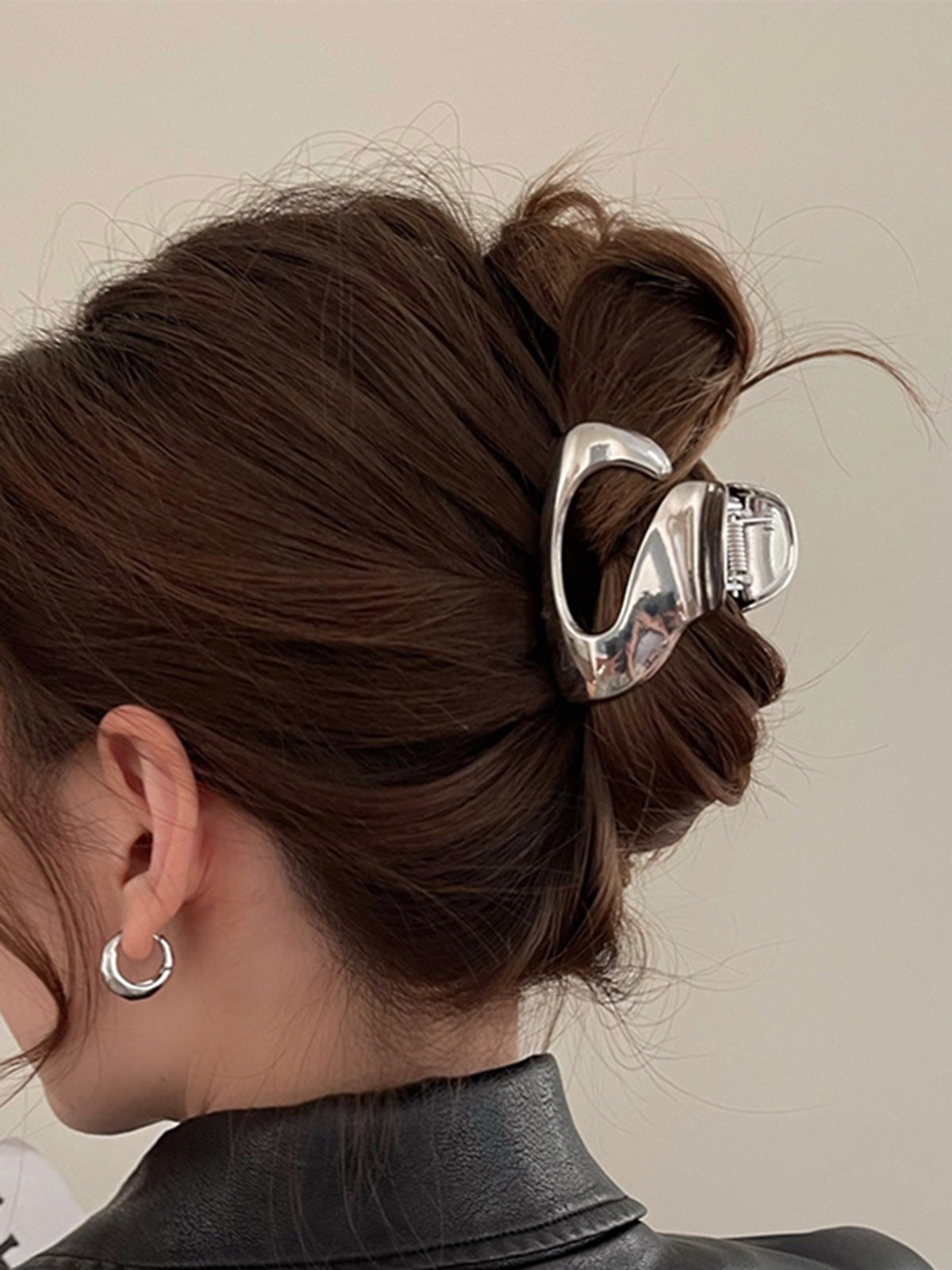 Silver Effect Hair Claw with Elegant Vintage Design