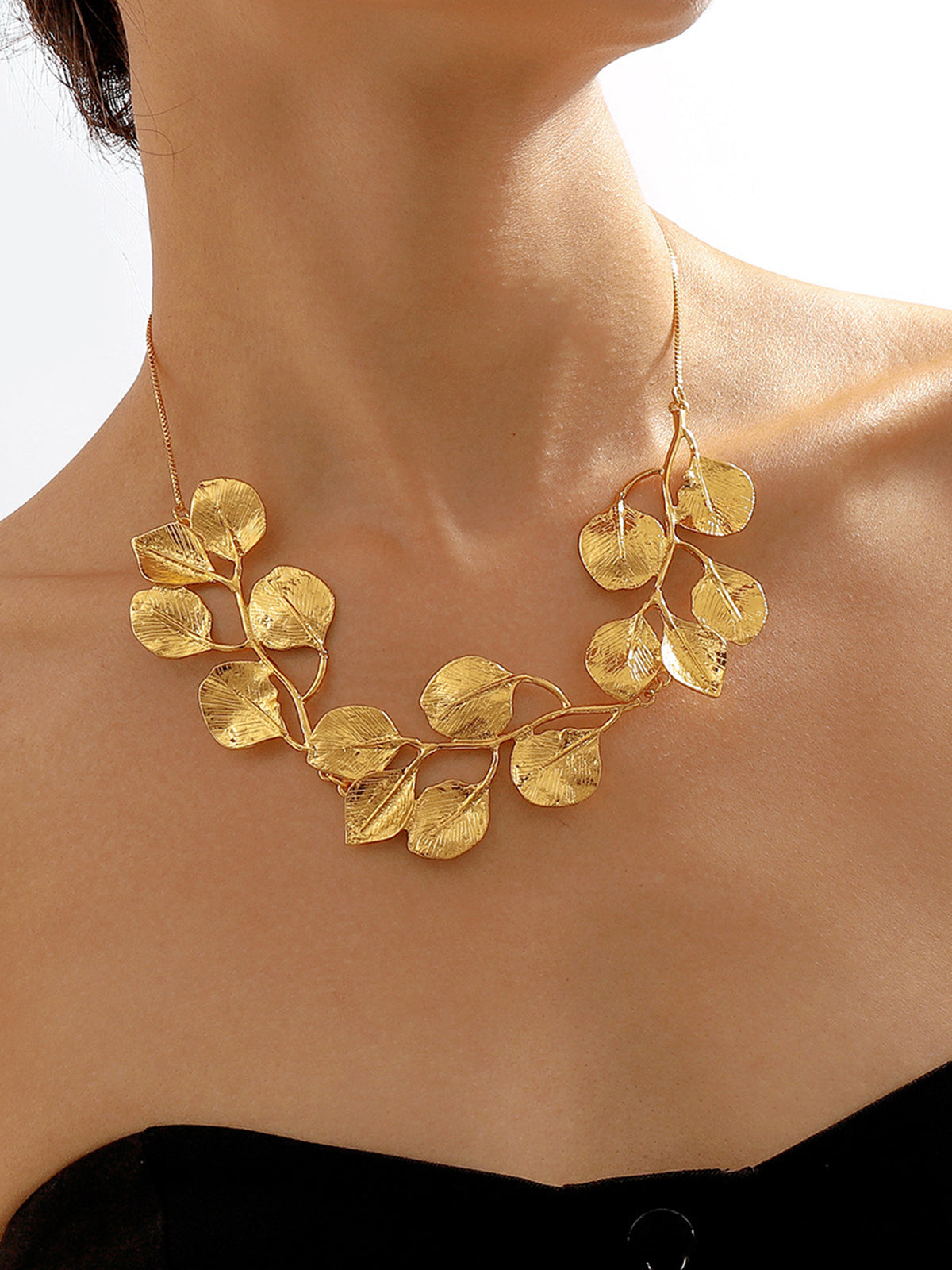 Vintage Alloy Leaf Design Necklace - Elegant Bohemian Style Accessory