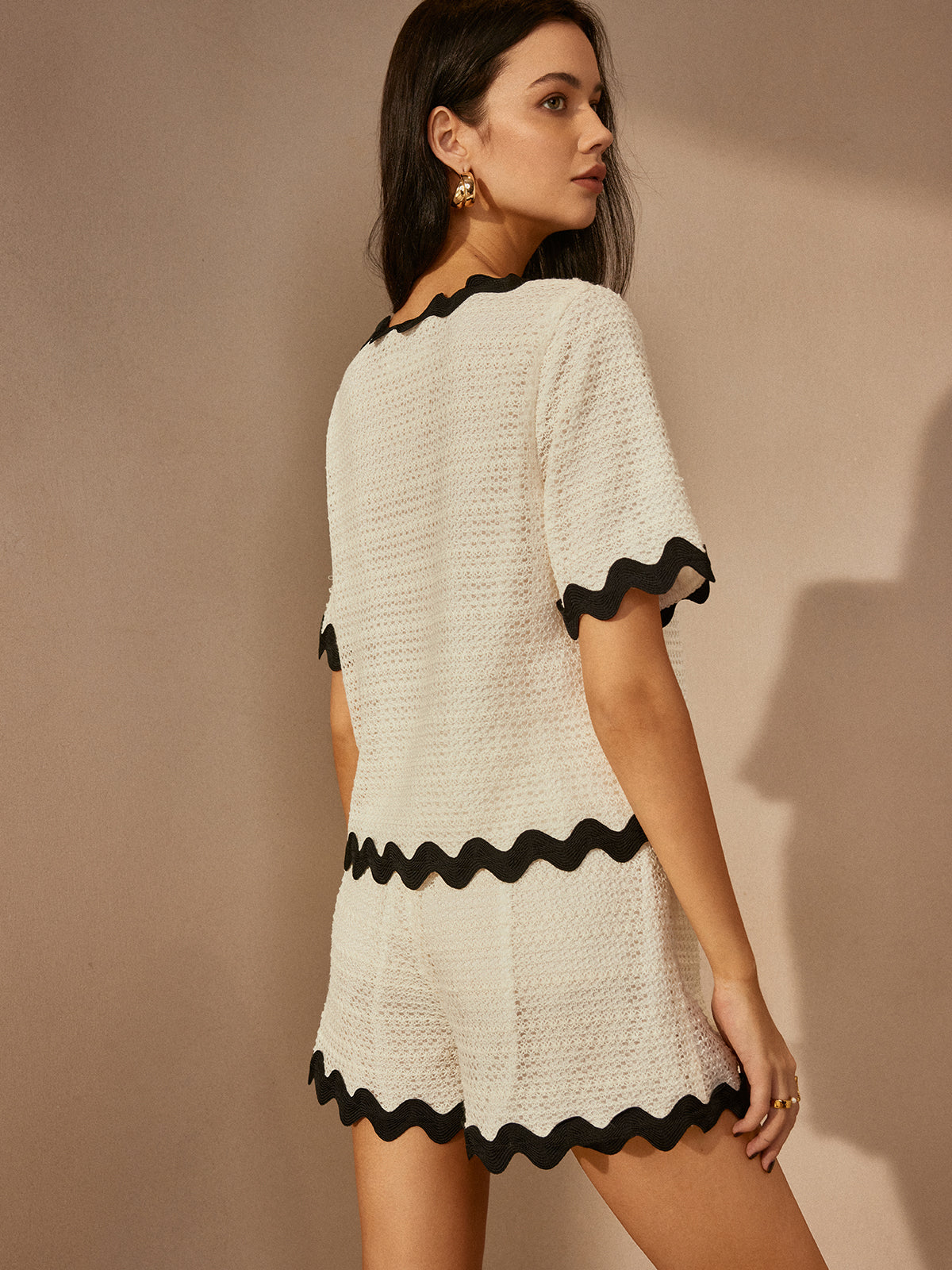 Contrast Trim V-Neck Shorts Set with Stylish Casual Design