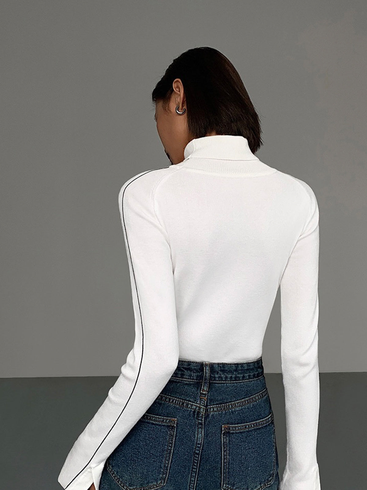 Contrast Piping Turtleneck Sweater for Winter Comfort
