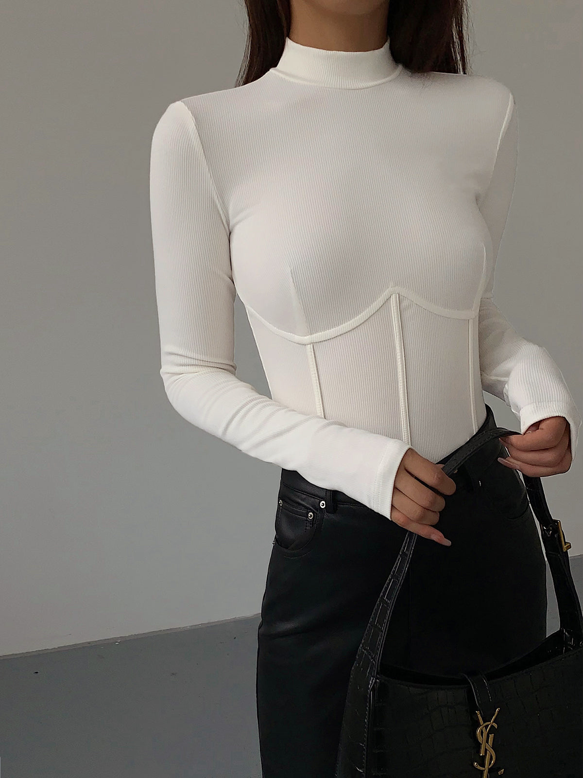 Mock Neck Piping Slim T-Shirt for Comfortable Casual Wear