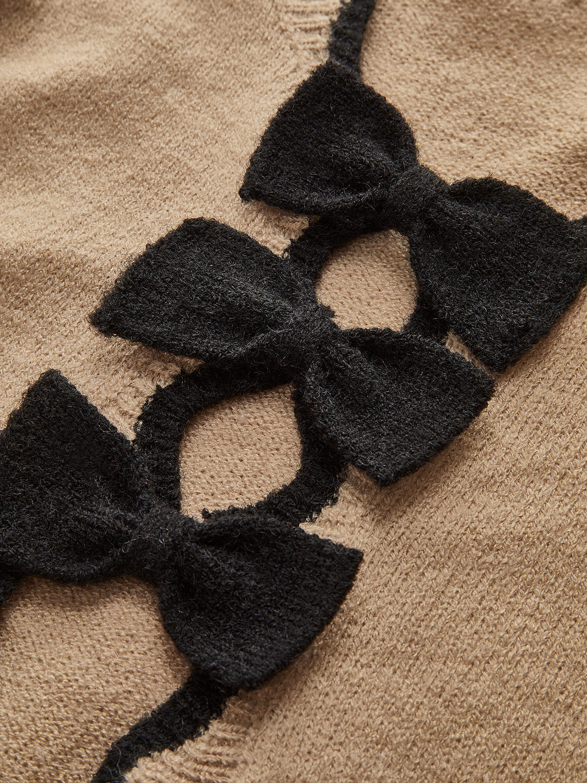 Contrast Wave Trim Bow Sweater with Elegant Ribbed Cuffs