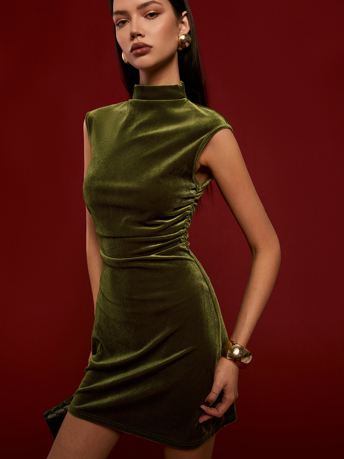 Mock Neck Sleeveless Velvet Dress for Elegant Evening Wear