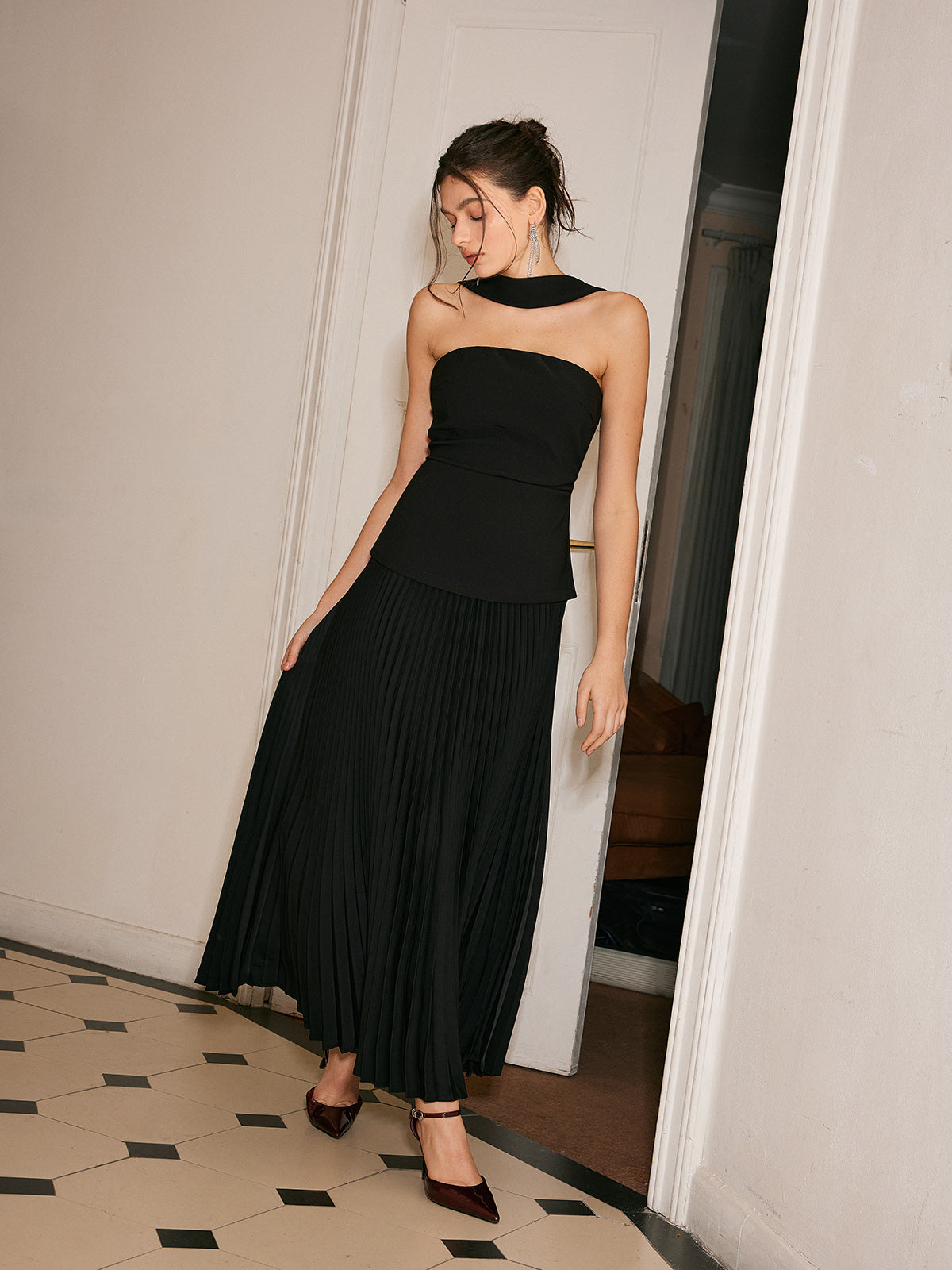 Choker Design Pleated Panel Dress with Elegant Long Sleeves