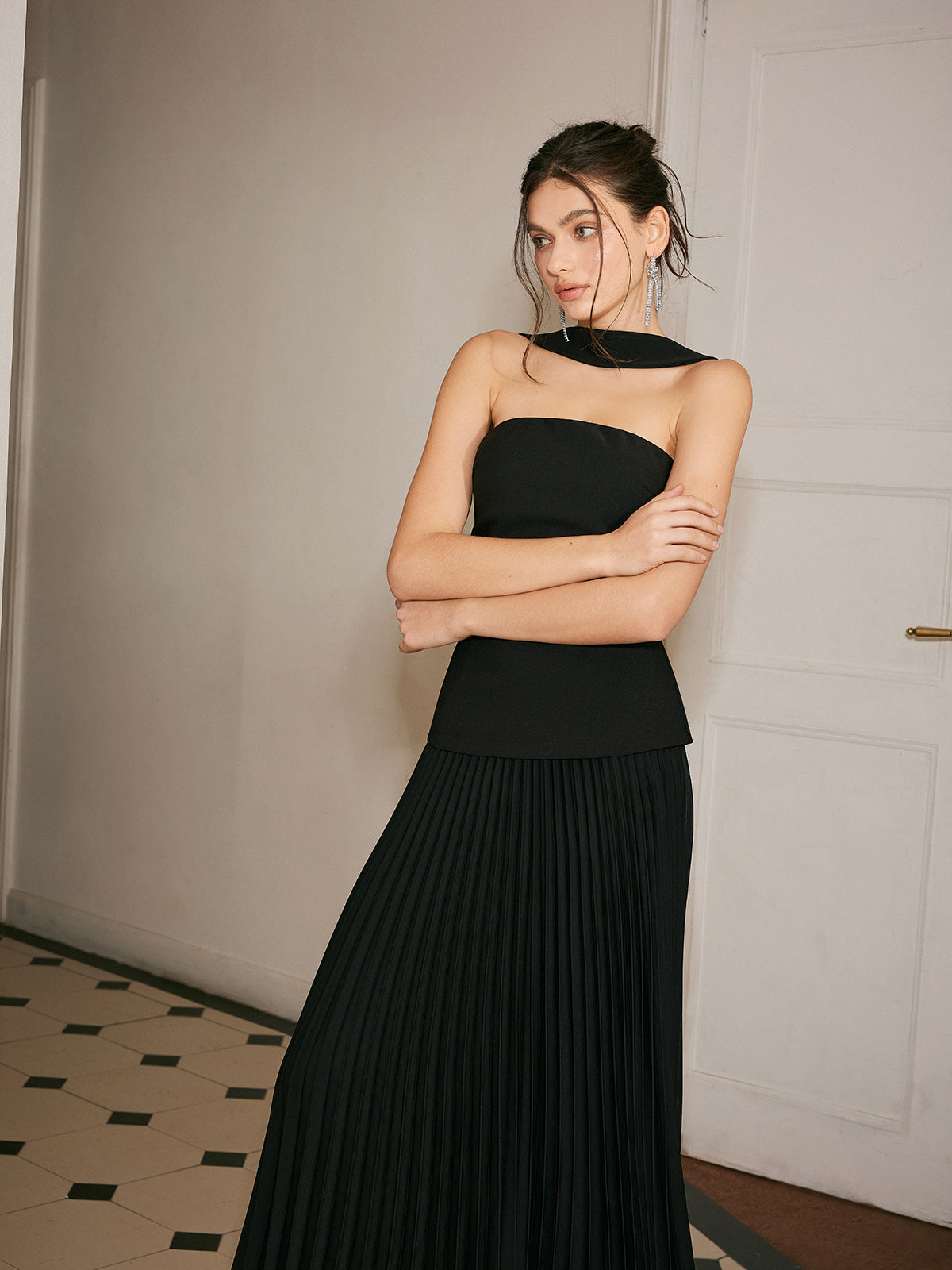 Choker Design Pleated Panel Dress with Elegant Long Sleeves