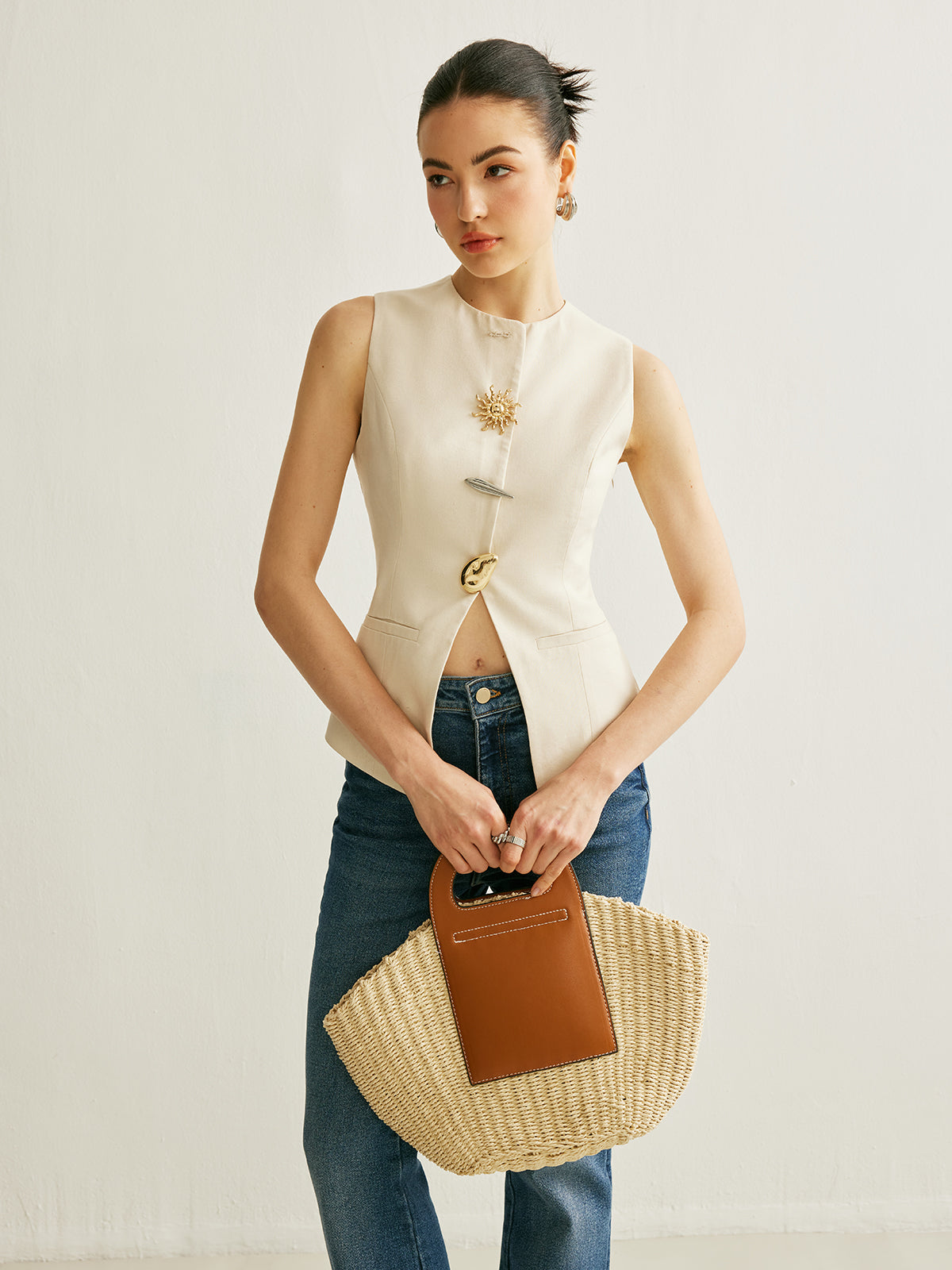 Metal Detail Split Vest with Tailored Fit and Versatile Style