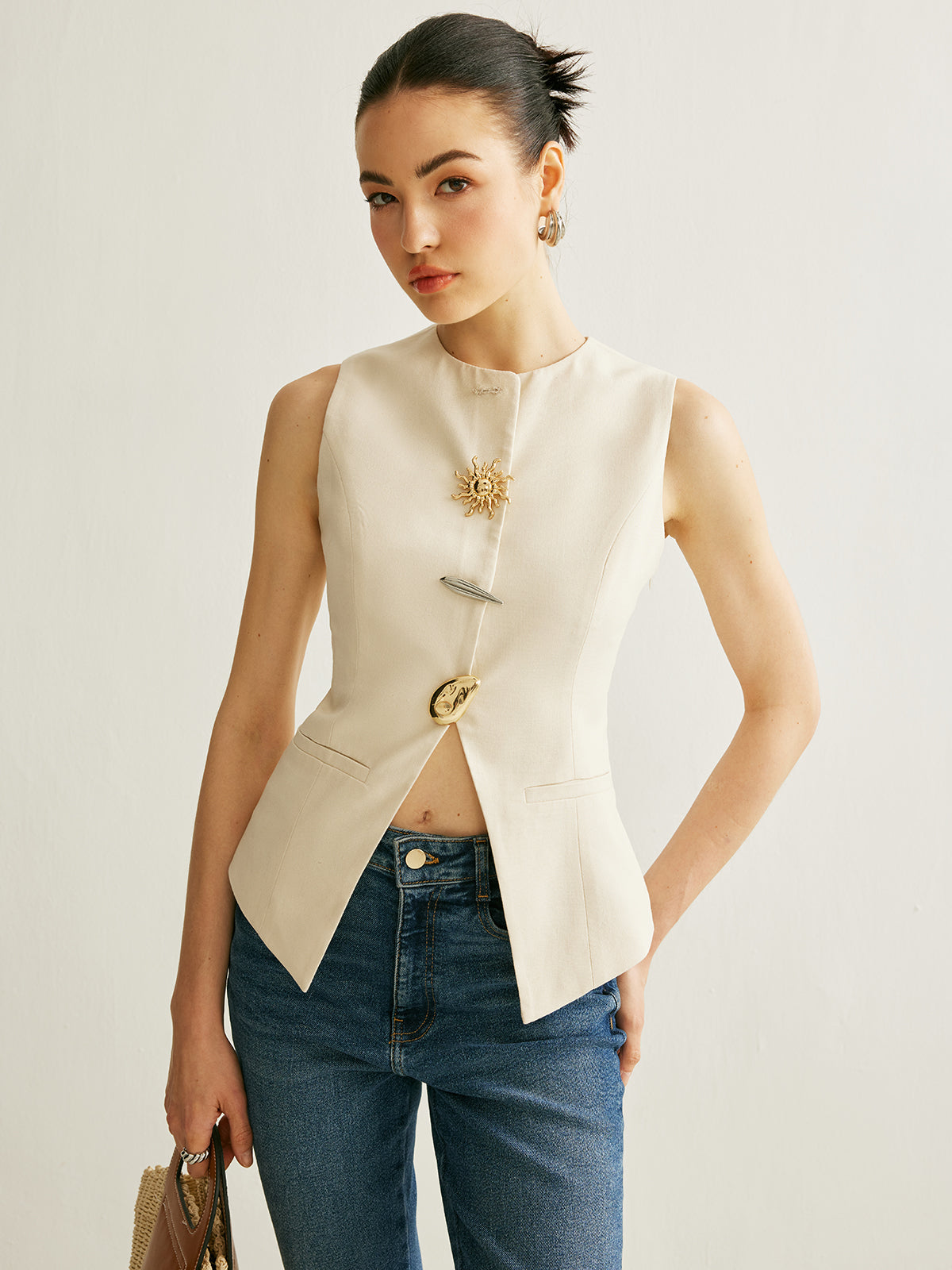 Metal Detail Split Vest with Tailored Fit and Versatile Style