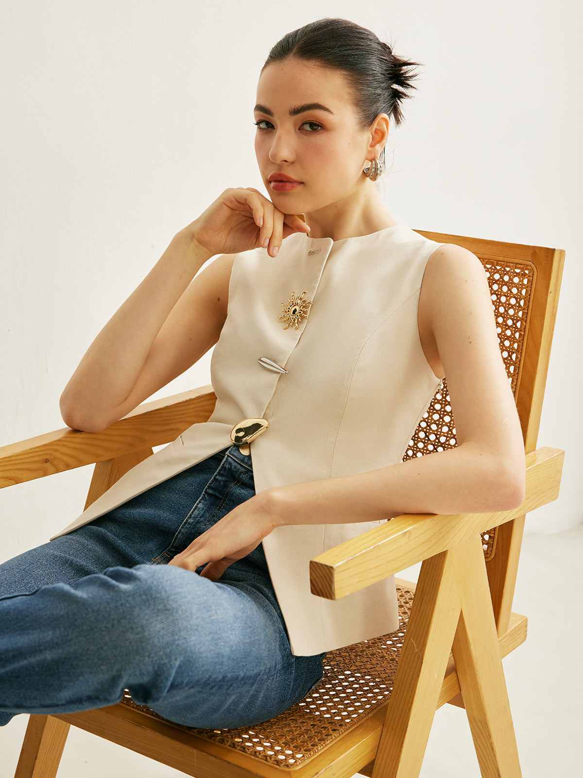 Metal Detail Split Vest with Tailored Fit and Versatile Style