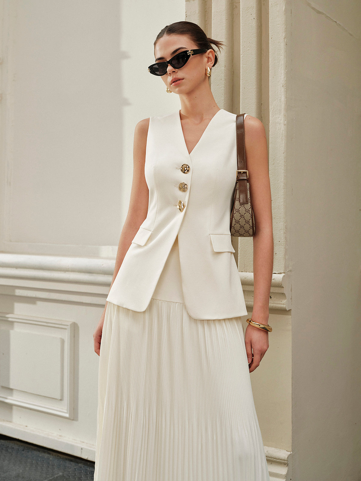 Decor Pockets Tailored Vest for Versatile Styling Options