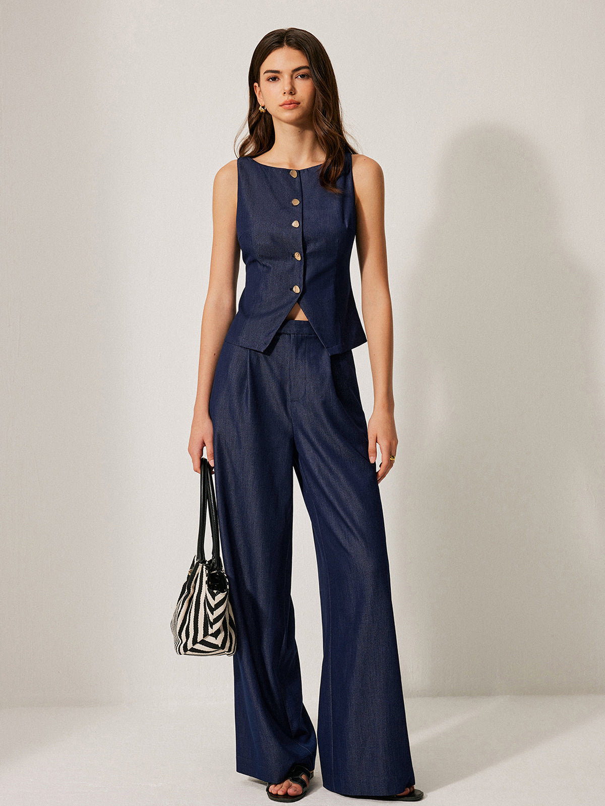 Mid-Waist Pocket Detail Pants with Versatile Stretch Fabric