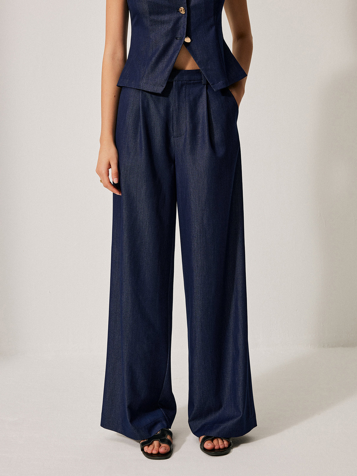 Mid-Waist Pocket Detail Pants with Versatile Stretch Fabric
