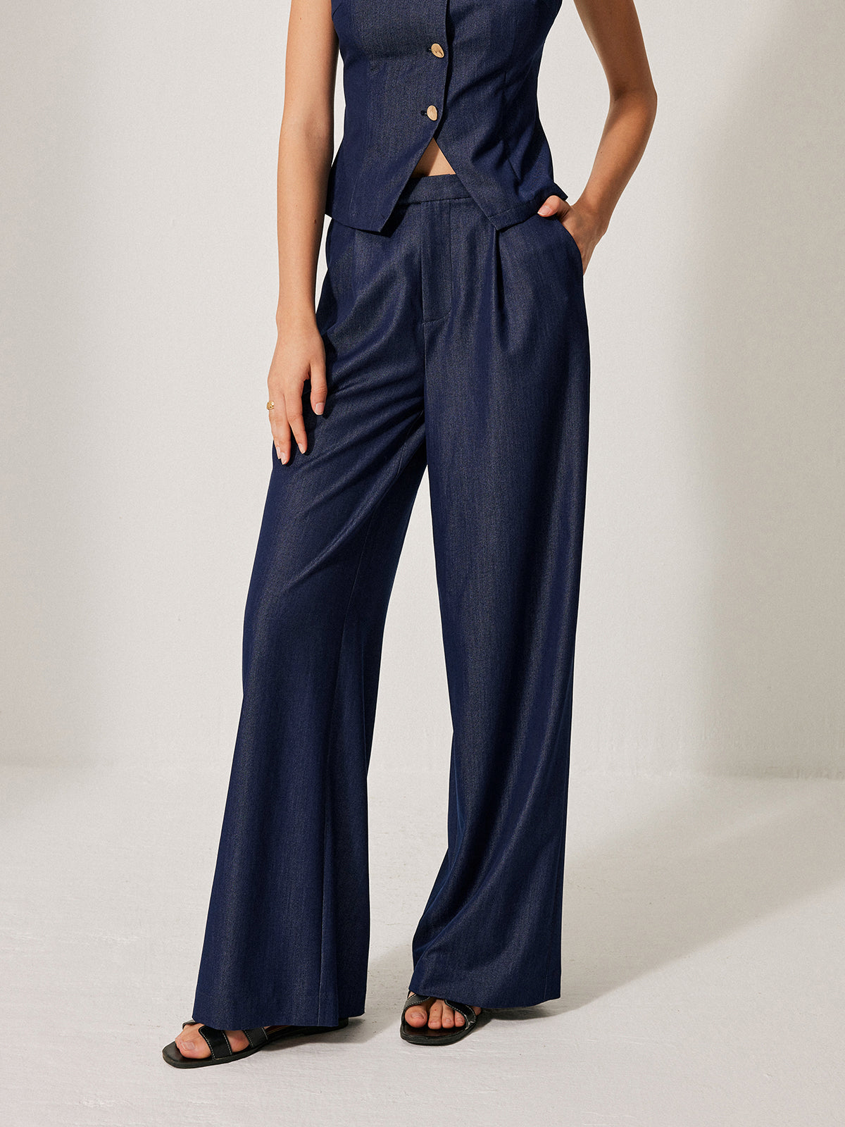 Mid-Waist Pocket Detail Pants with Versatile Stretch Fabric