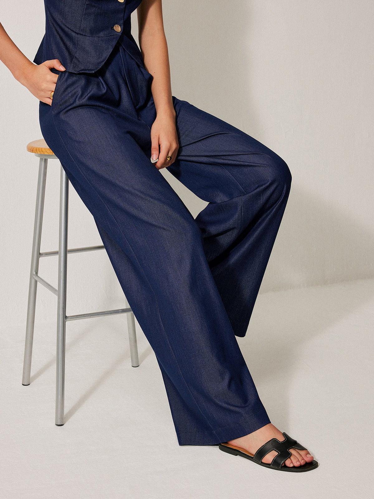 Mid-Waist Pocket Detail Pants with Versatile Stretch Fabric