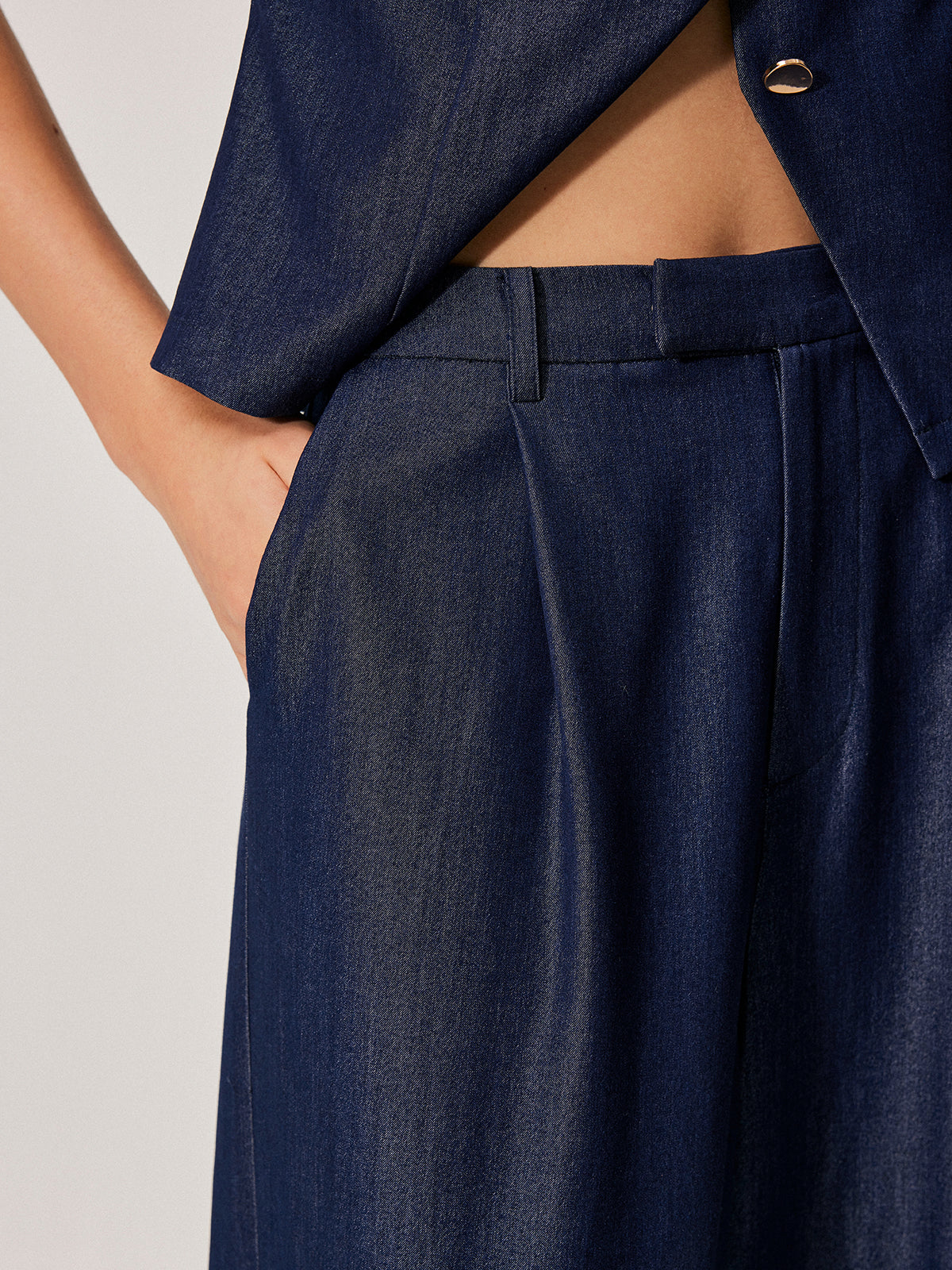 Mid-Waist Pocket Detail Pants with Versatile Stretch Fabric