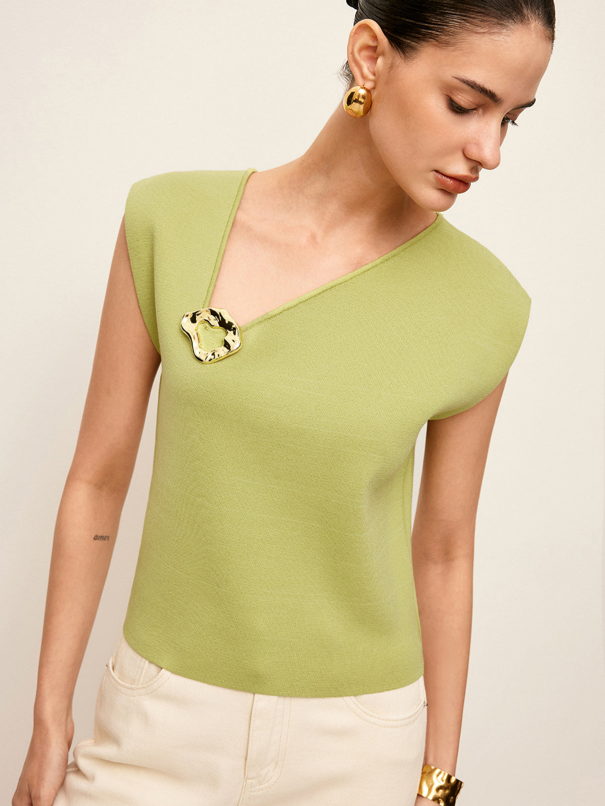Metal Detail Knit Top with Long Sleeves and Crew Neck