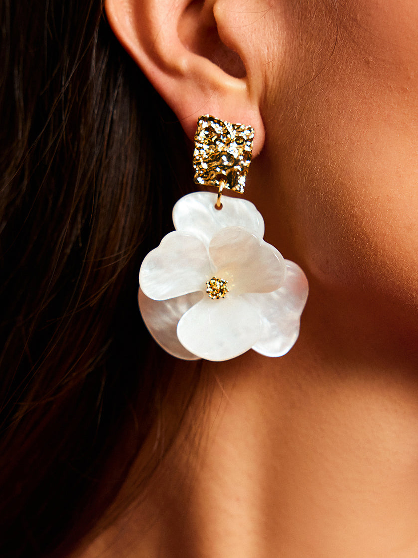 Golden Floral Dangle Earrings Intricate Nature Inspired Design