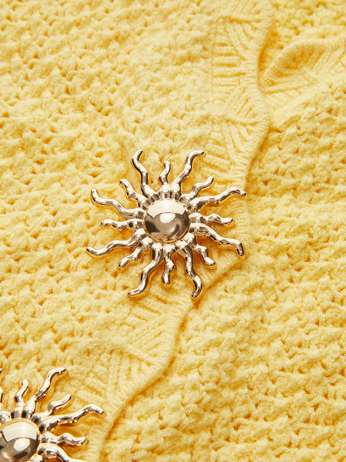 Metal Detail Scallop Trim Knit Vest with Lightweight Sleeveless Design