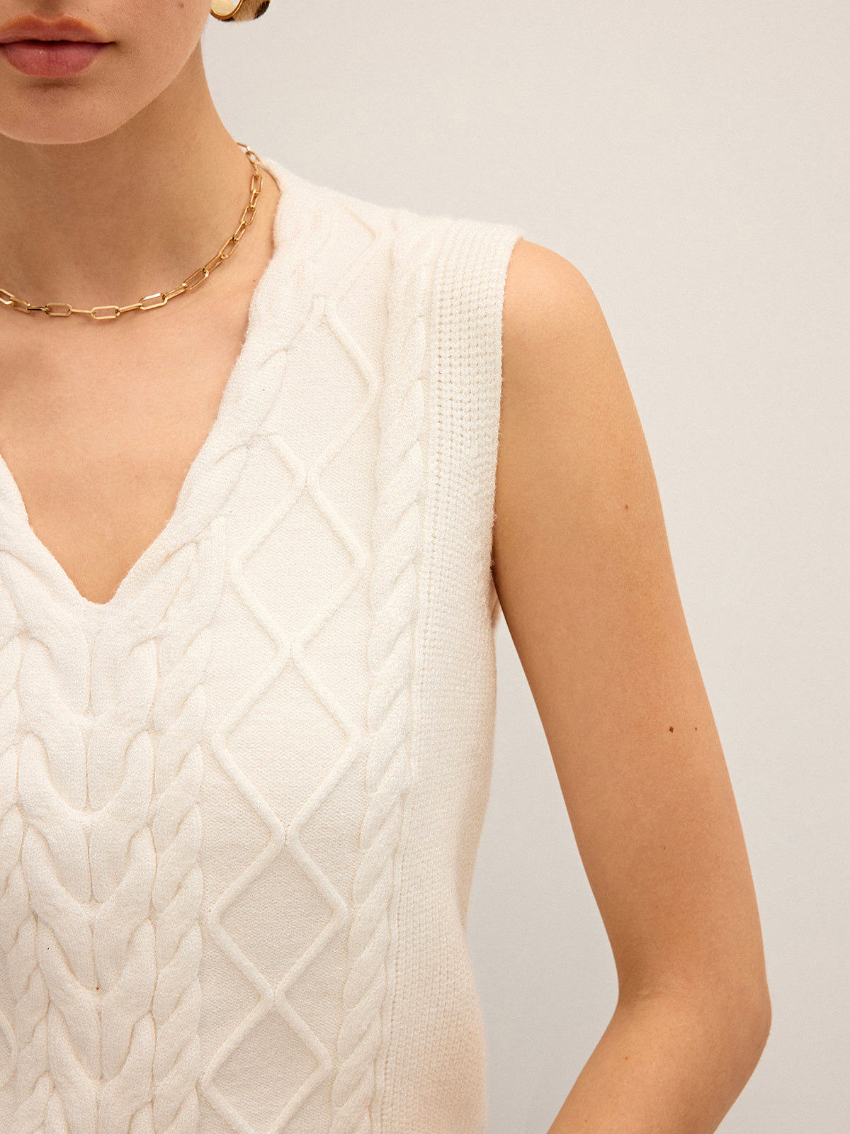 Cable-Knit V-Neck Sweater Vest Trendy Seasonal Layering Options