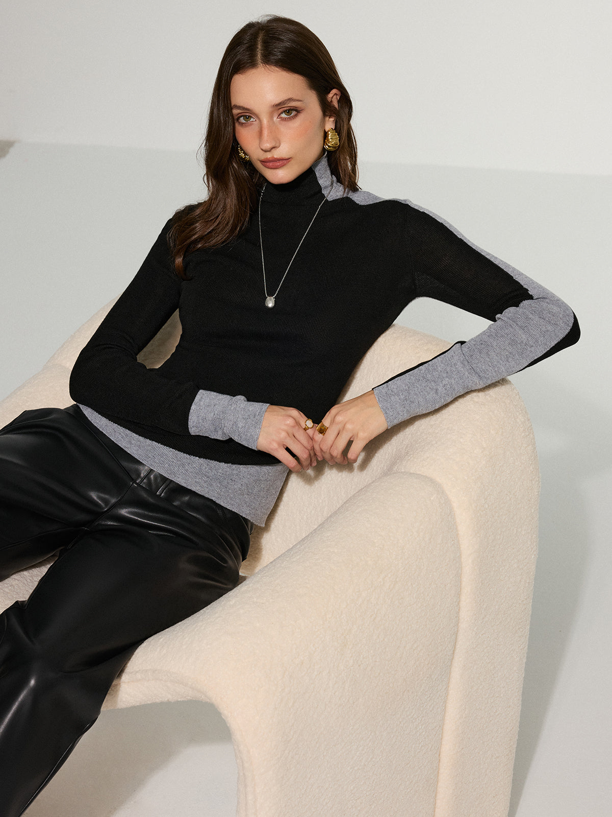 Two-Tone Turtleneck Wool Blend Sweater - Comfortable Winter Apparel