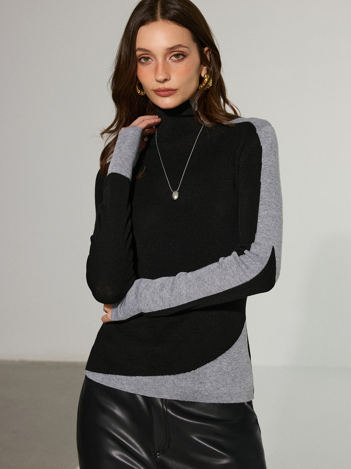 Two-Tone Turtleneck Wool Blend Sweater - Comfortable Winter Apparel