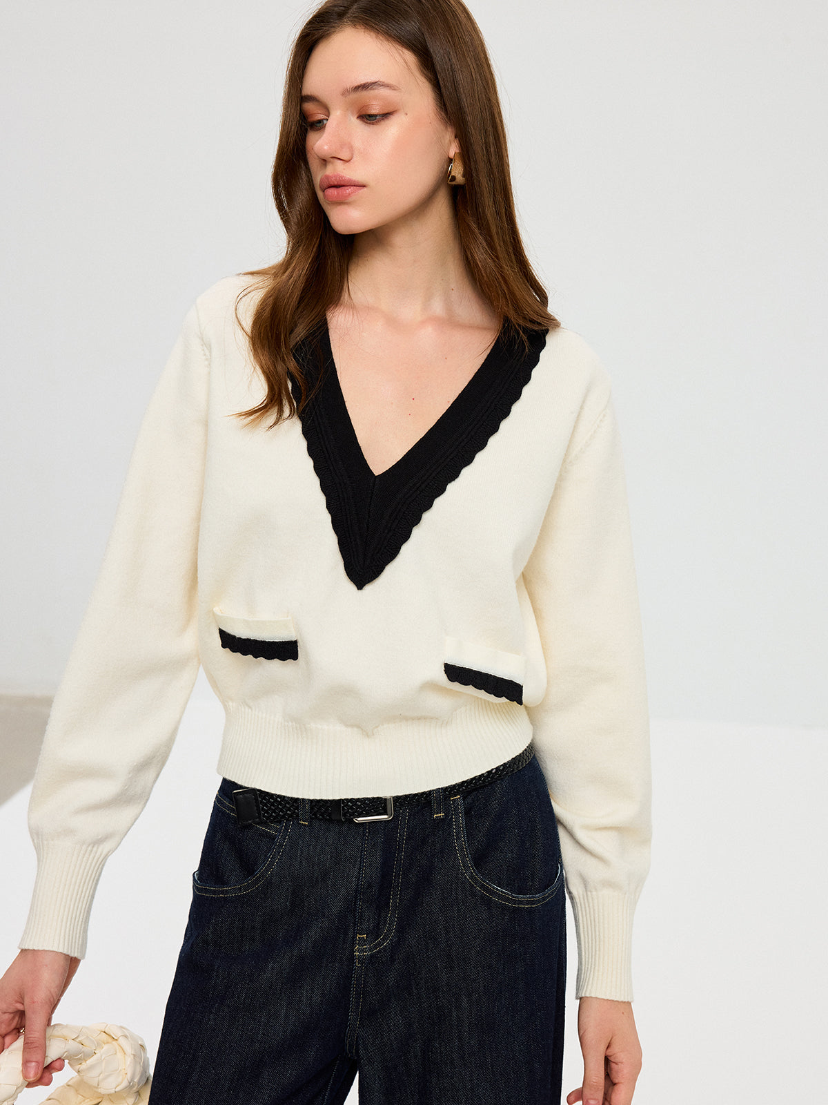 Contrast V-Neck Knit Top Women's Casual Comfort Fit