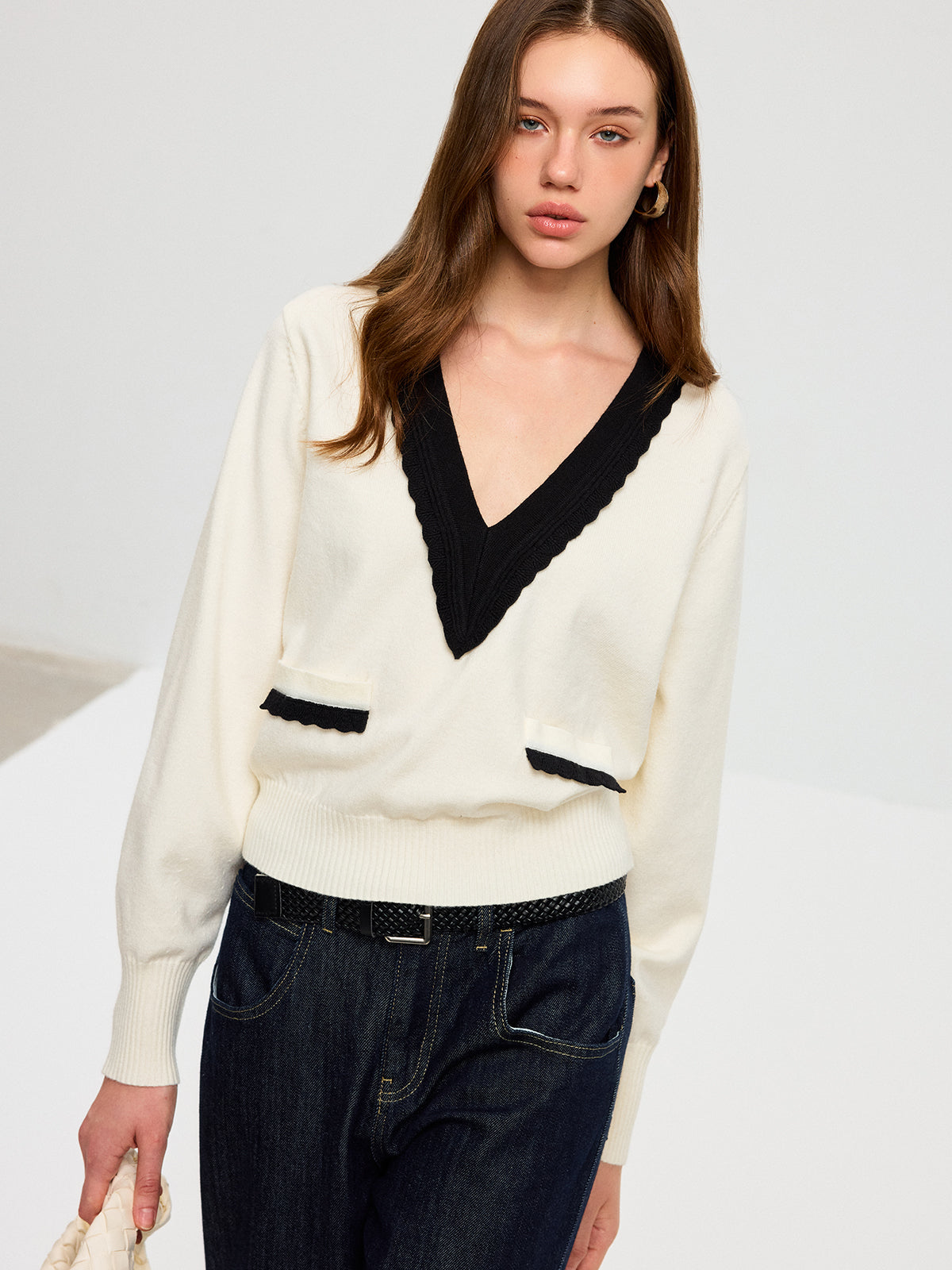 Contrast V-Neck Knit Top Women's Casual Comfort Fit