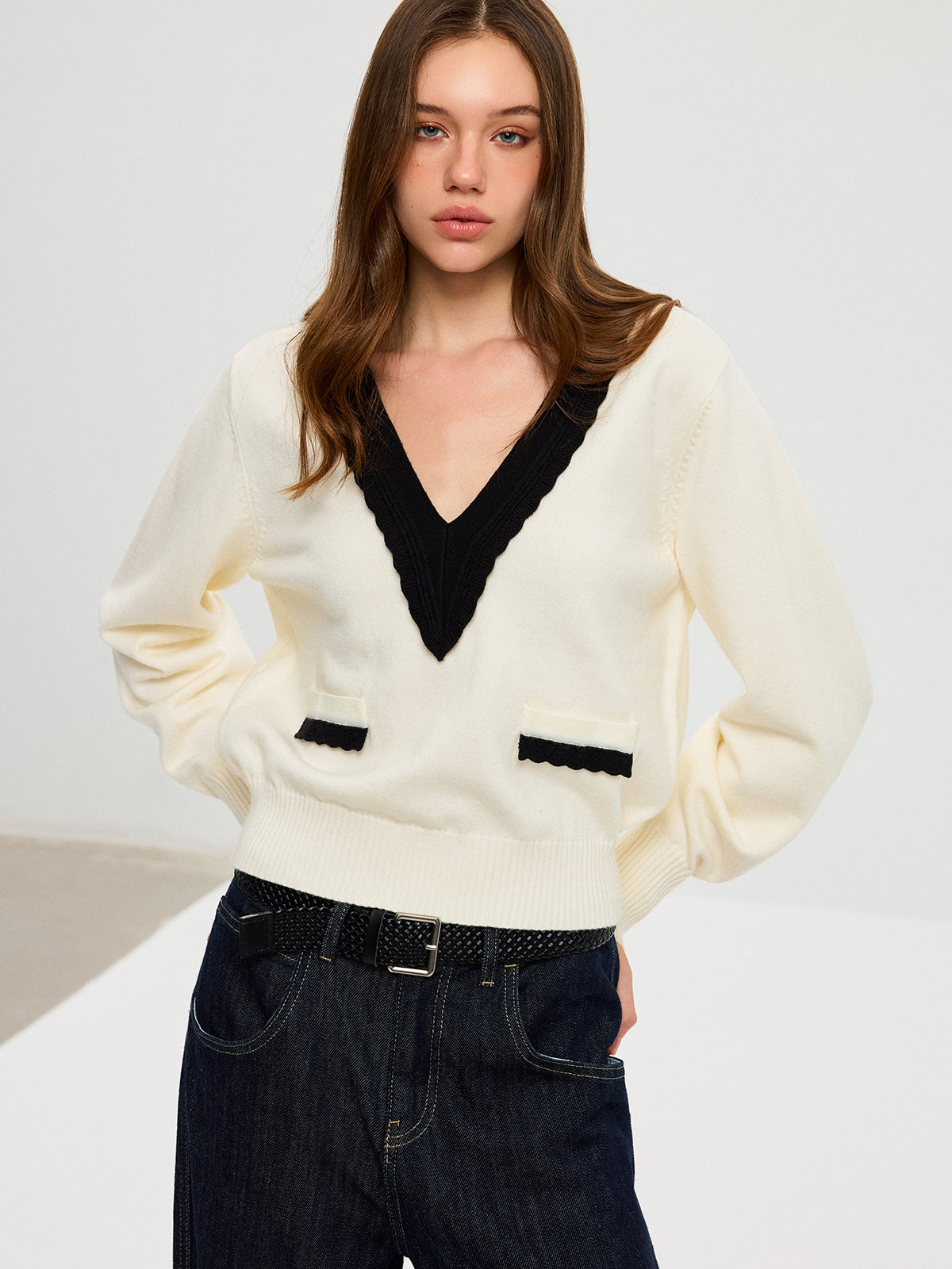 Contrast V-Neck Knit Top Women's Casual Comfort Fit