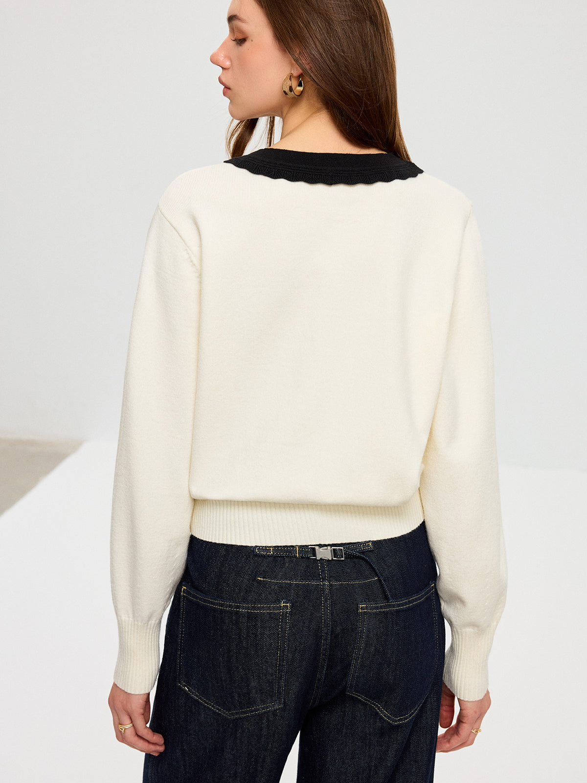 Contrast V-Neck Knit Top Women's Casual Comfort Fit