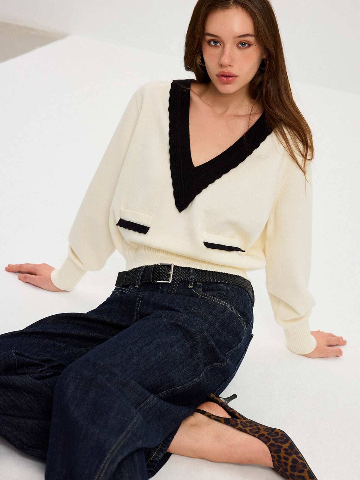 Contrast V-Neck Knit Top Women's Casual Comfort Fit