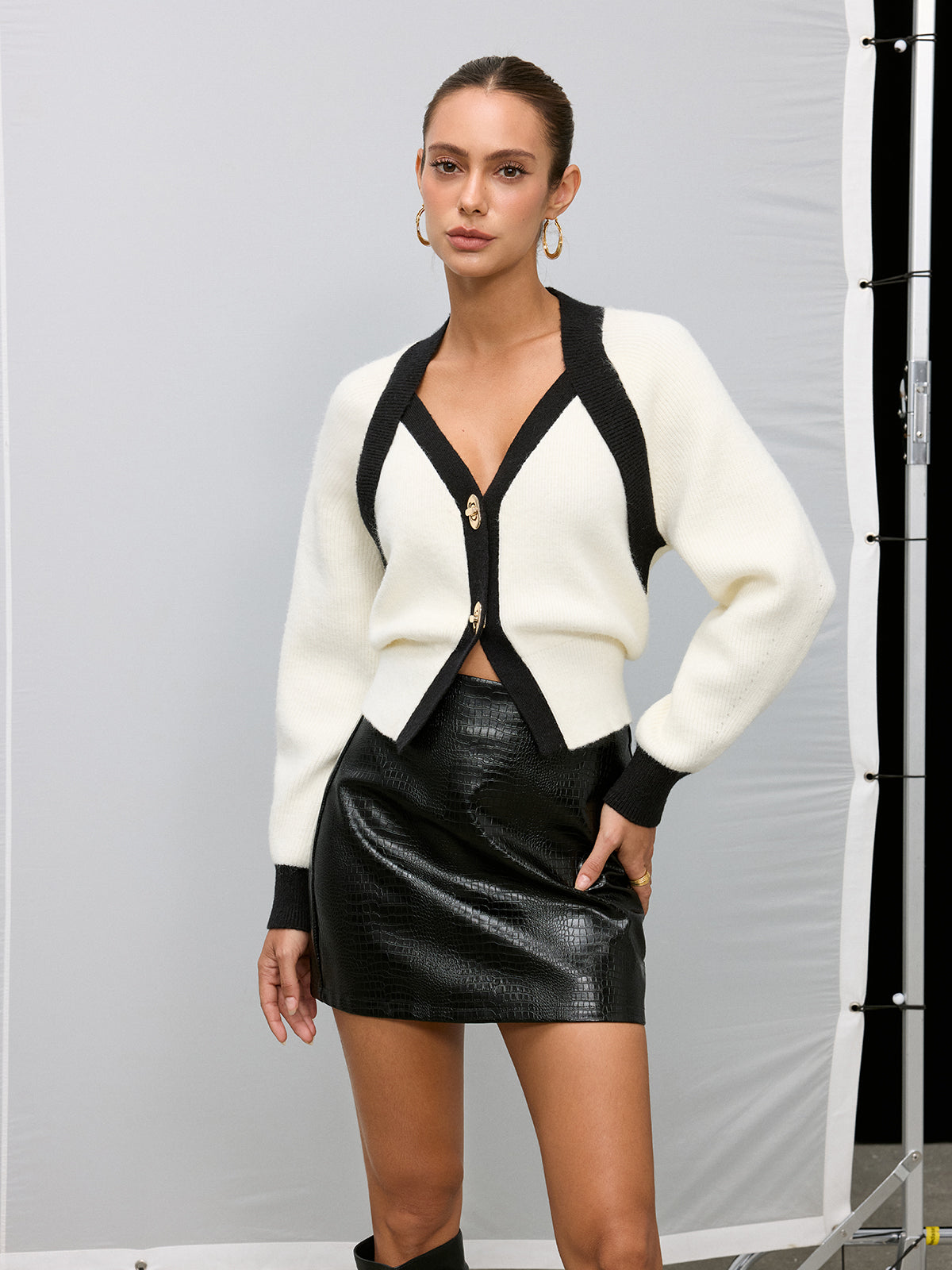 Metal Detail Contrast Trim V-Neck Sweater with Cozy Long Sleeves and Elegant Fit