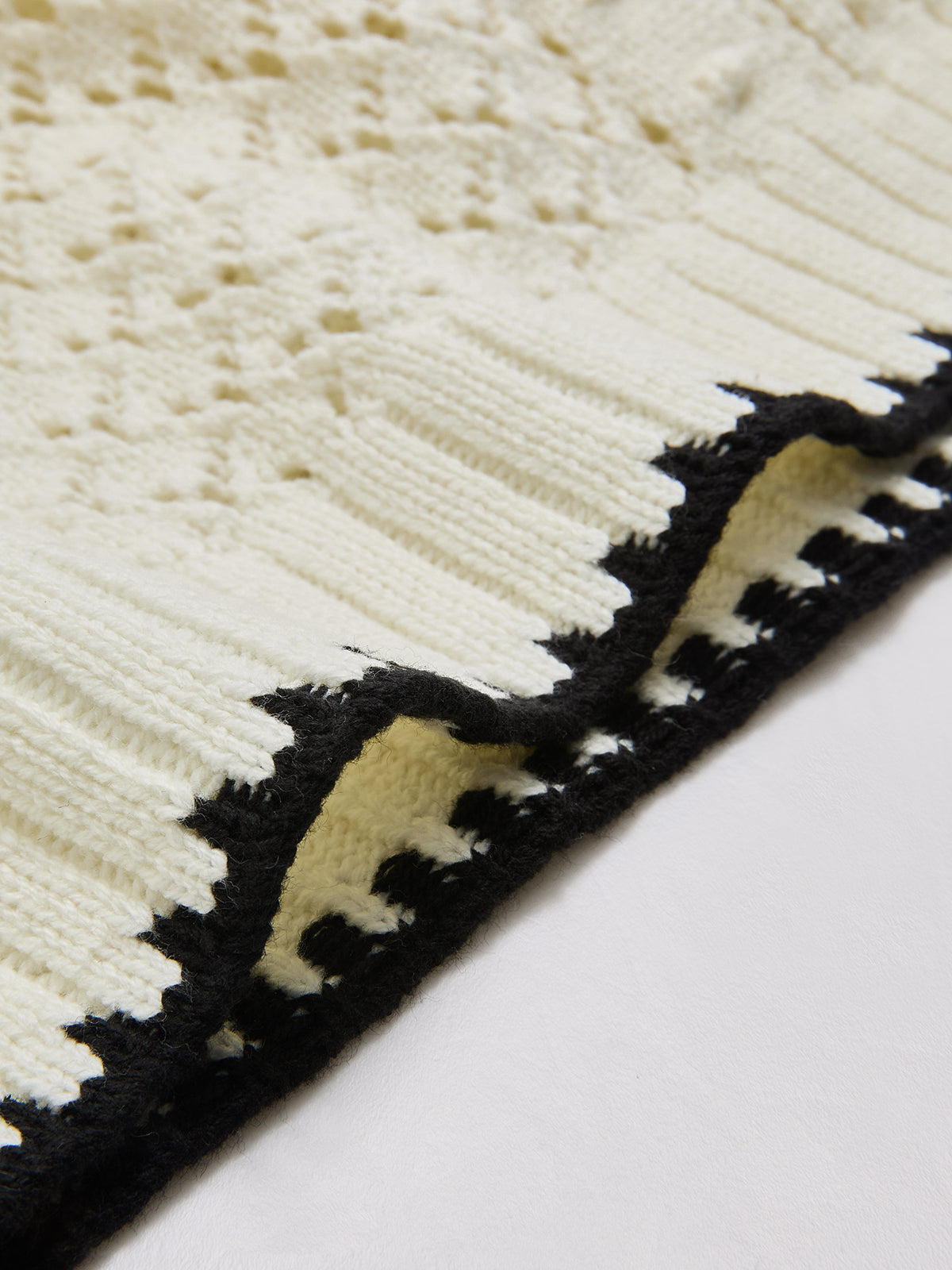 Contrast Trim Open-Knit Sleeveless Top for Summer Casual Wear