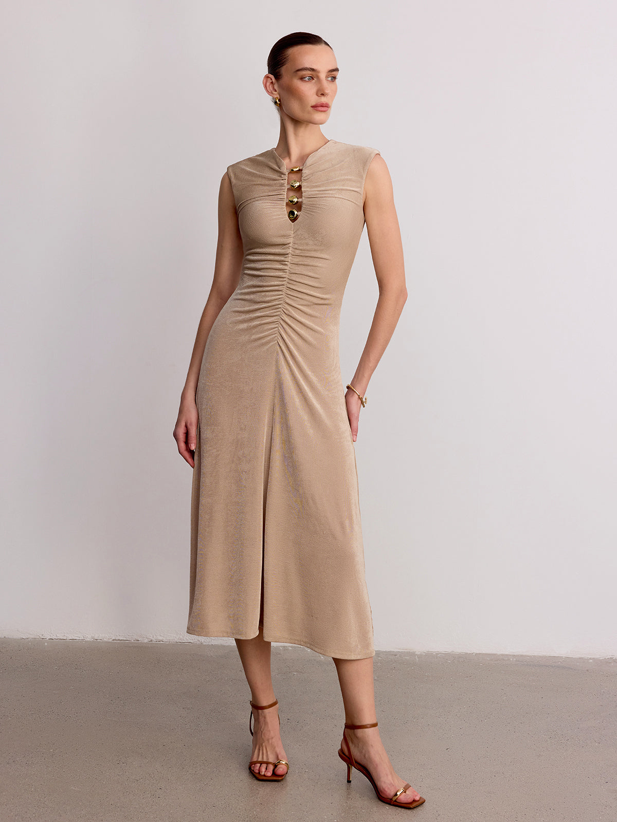 Metal Detail Sleeveless Ruched Maxi Dress for Elegant Evening Wear