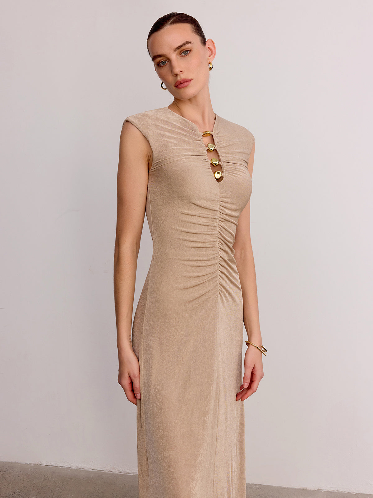 Metal Detail Sleeveless Ruched Maxi Dress for Elegant Evening Wear