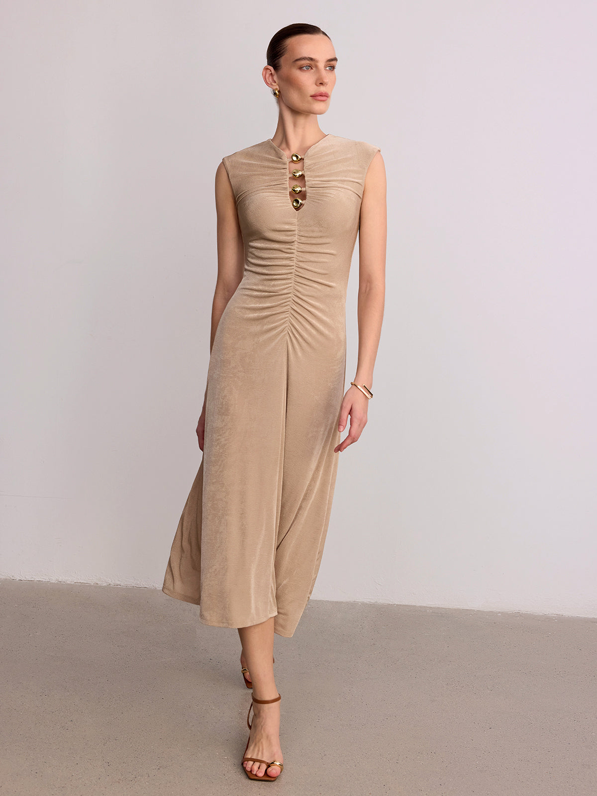 Metal Detail Sleeveless Ruched Maxi Dress for Elegant Evening Wear