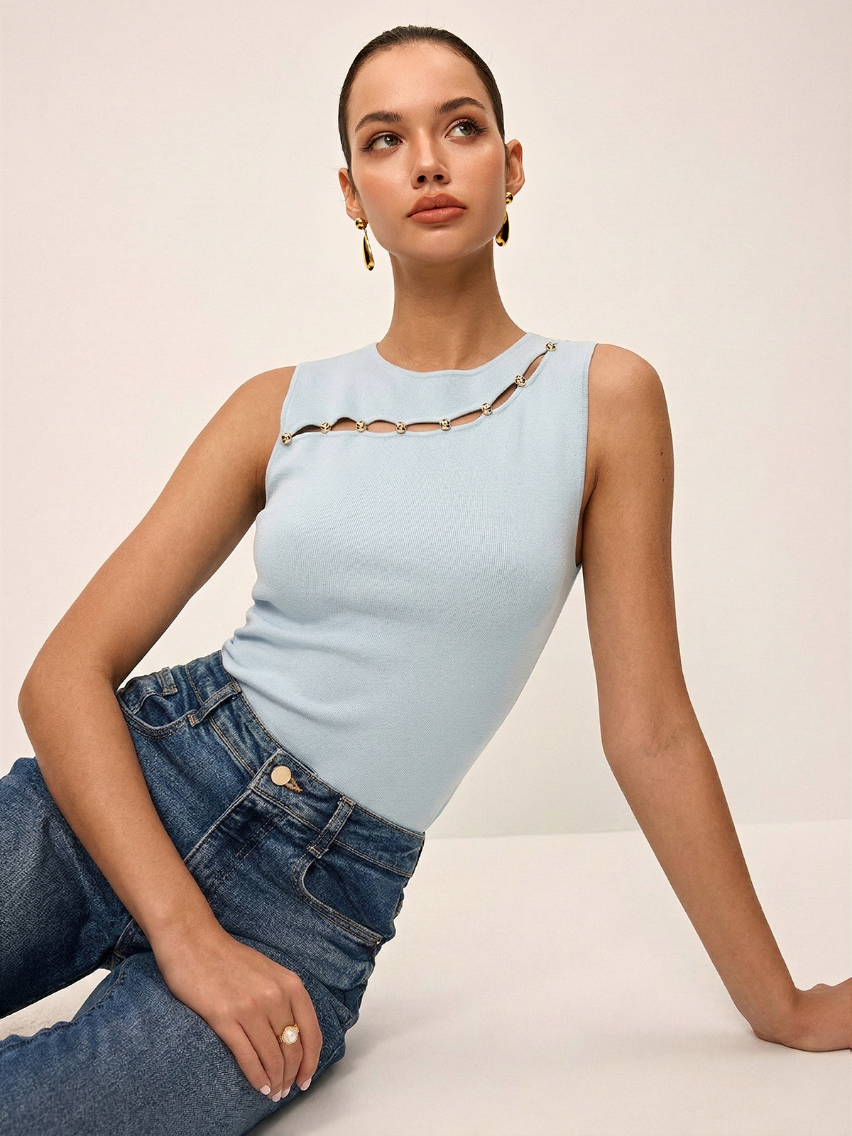 Enhanced Metal Detail Cut-Out Knit Vest with Textured Design
