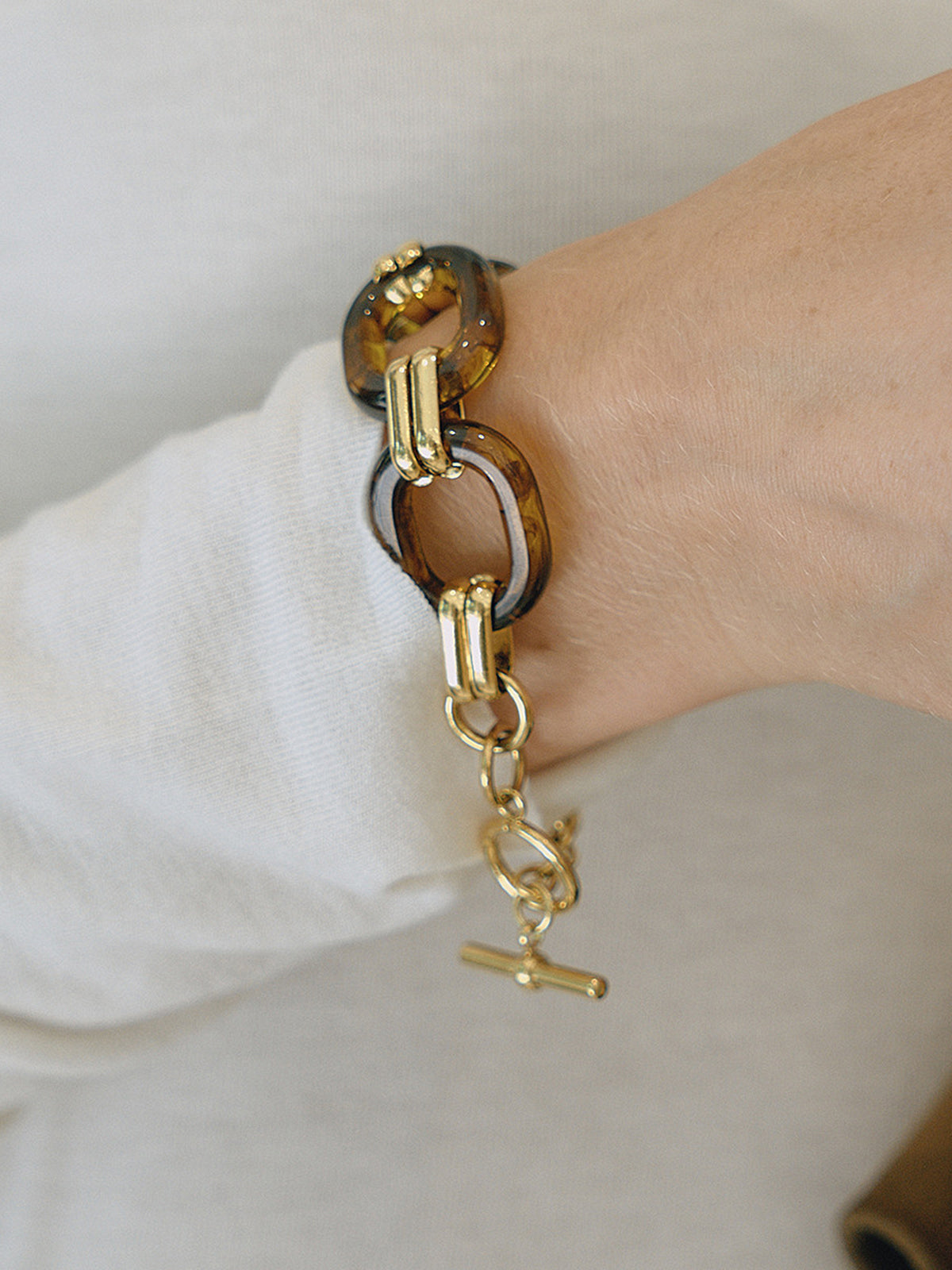 Tortoiseshell Resin Chain Link Toggle Bracelet Fashion Accessory for Women