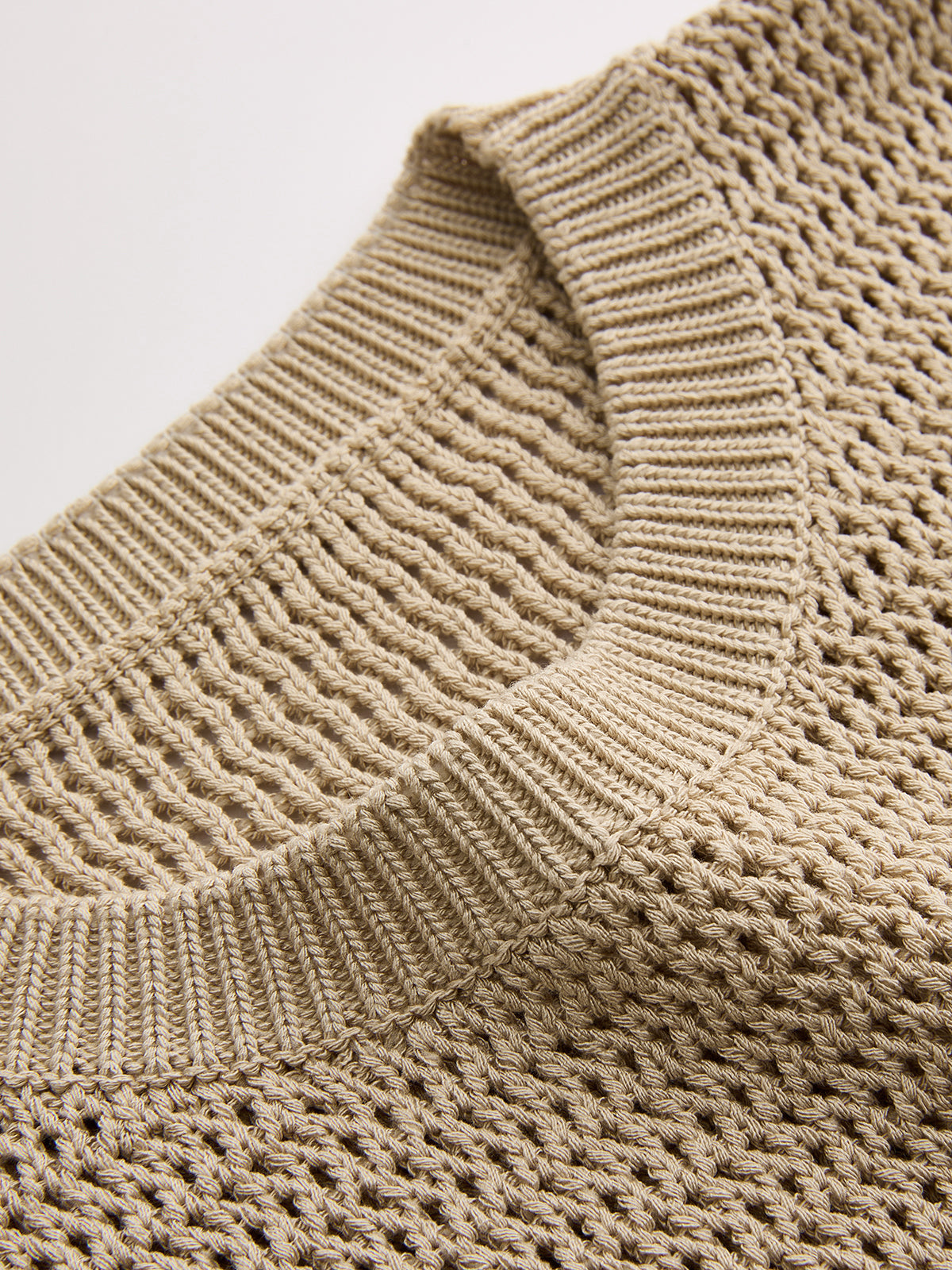 Open-Knit Sleeveless Sweater Vest with Casual Layering Potential