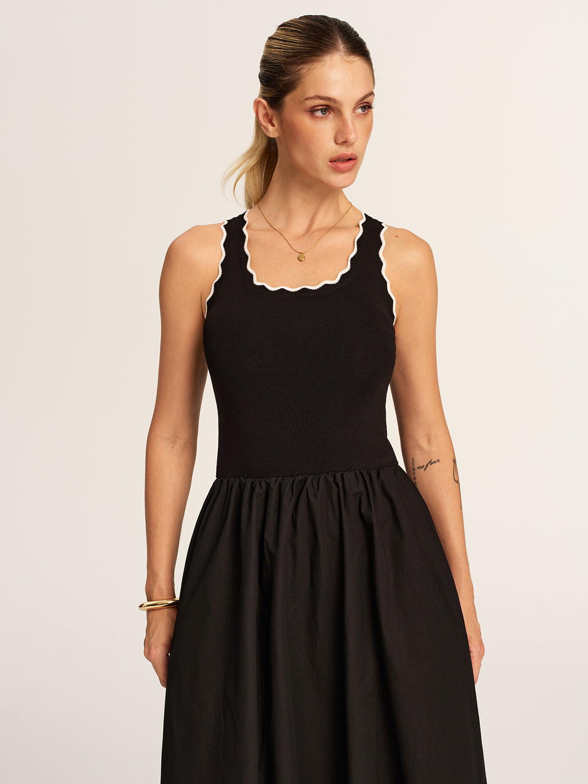 Scalloped Trim Knit-Bodice Maxi Dress for Elegant Evening Wear