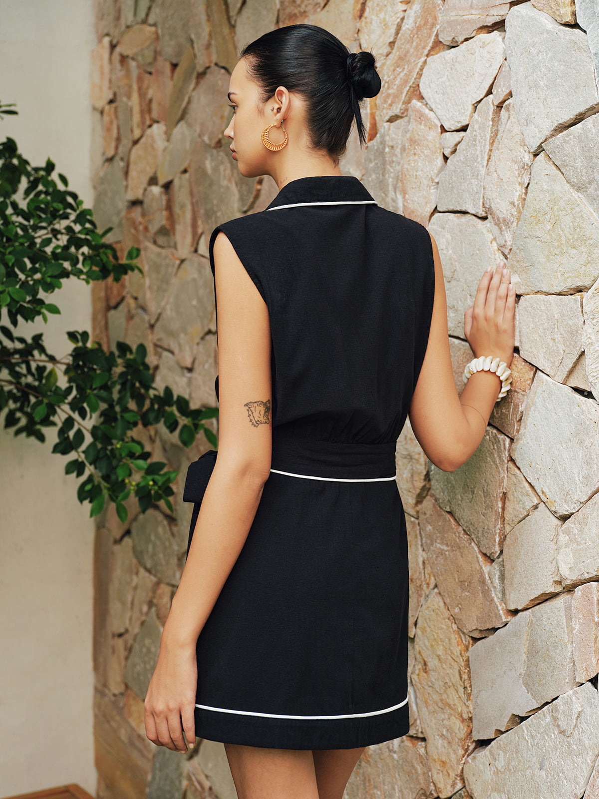 Contrast Piping Sleeveless Collared Cotton Mini Dress with Button Front Closure