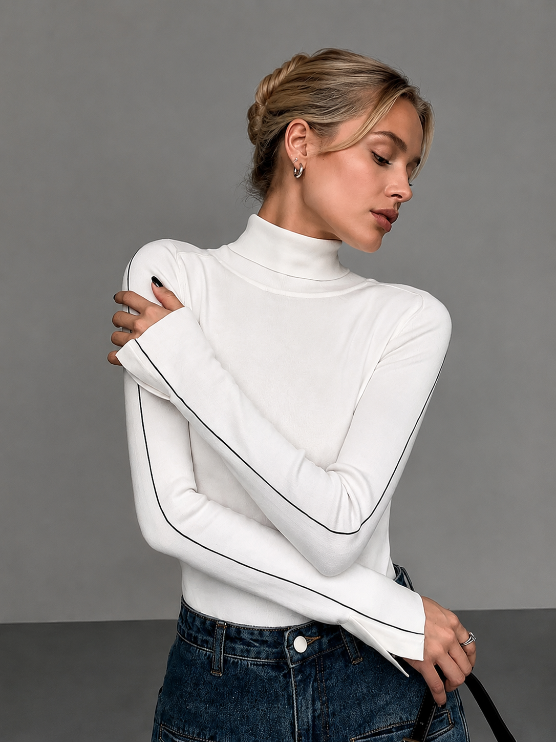 Contrast Piping Turtleneck Sweater for Winter Comfort